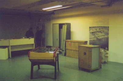 Rikrit Tiravanija, Untitled (Recreational Lounge), 1994 / Maurizio Catellan, Untitled, 1997 / Setting up of the exhibition Trans_Positions, works from the collection of Frac Nord-Pas de Calais, 2002  © Centre d’art Passerelle